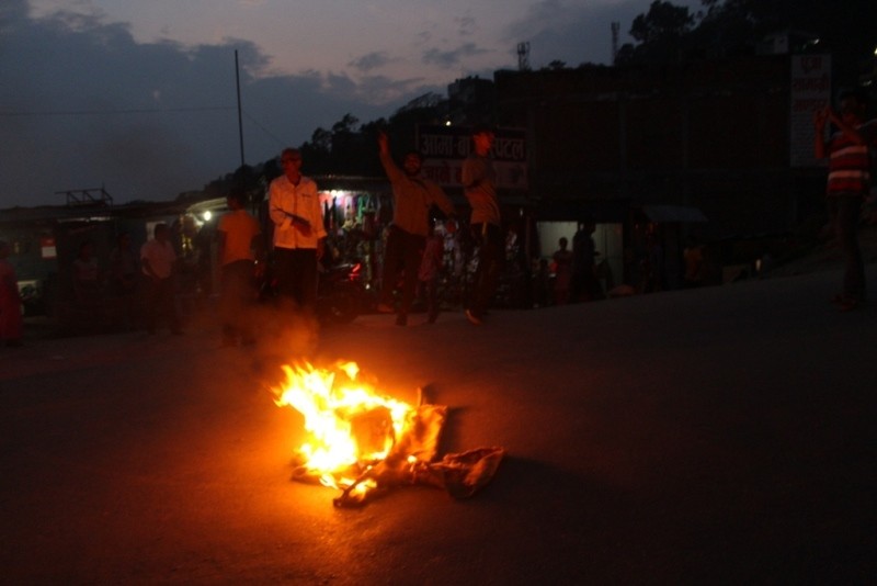 डडेल्धुरामा क्वारेन्टाइन भित्रै गाउँपालिका अध्यक्षको पुत्ला जलाईयो