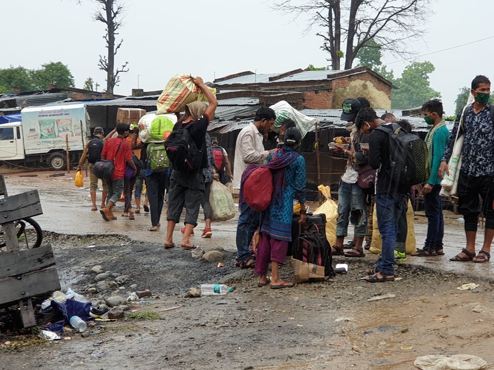 आज भारतबाट आएका १ हजार ५ सय नेपालीलाई खाना खुवाईयो