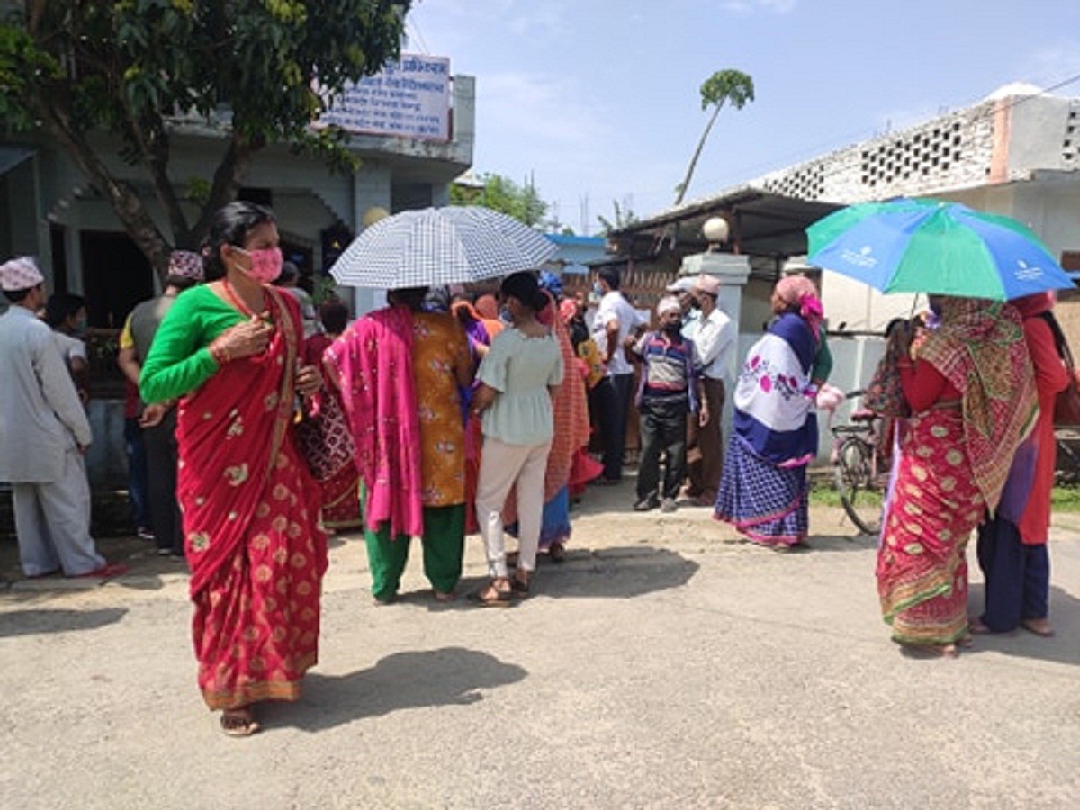 लकडाउनमा कडाई गर्ने गोदावरी नगरपालिकाको निर्णय कागजमा सिमित , बजारमा झन भिडभाड