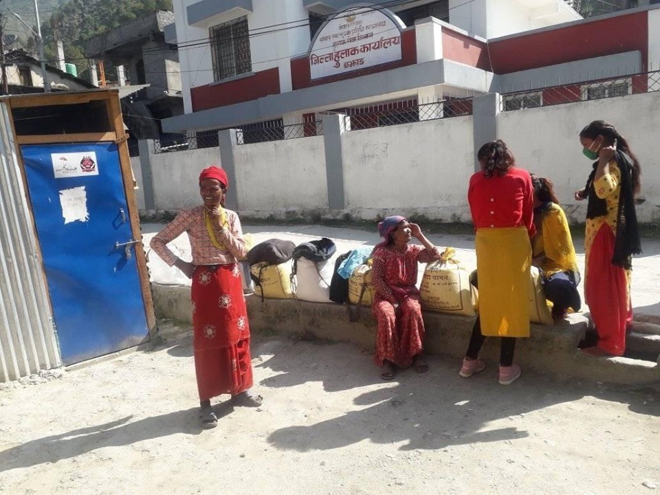 बझाङको जयपृथ्वी नगरपालिका १० का ४० बिपन्न परिवारलाई निजी लगानिमा राहत वितरण