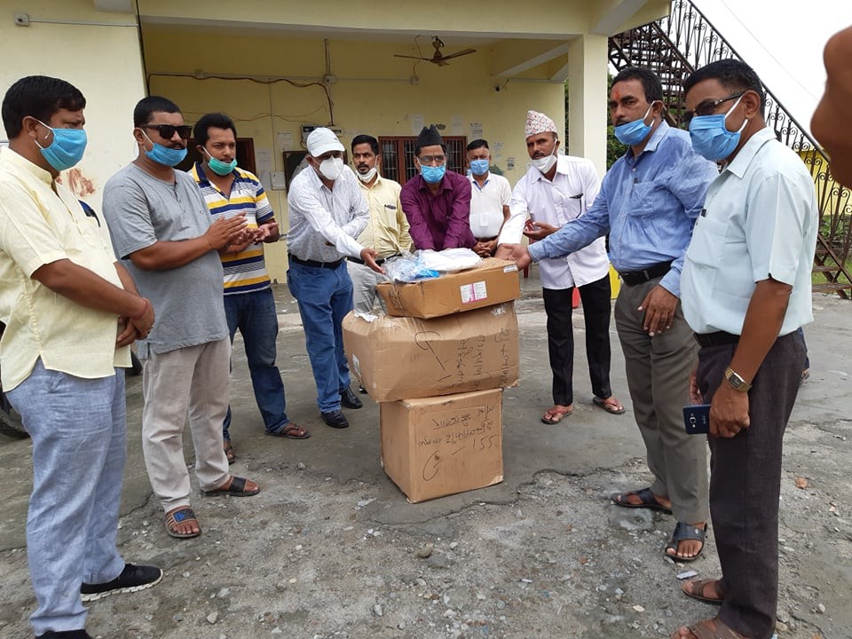 युवा नेता भाटद्धारा कञ्चनपुरका तीन स्थानीय तहलाई स्वास्थ्य समाग्री सहयोग