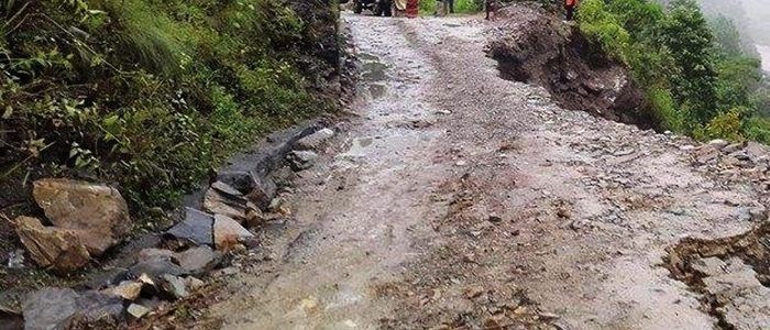 लगातारको वर्षासँगै आएको बाढीपहिरोले डडेल्धुराका ग्रामीण सडकमा यातायात अवरुद्ध