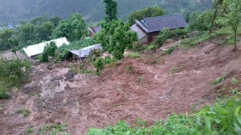 पहिरोले पुरिएर पोखरामा ४ जनाको मृत्यु