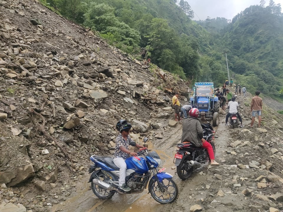 बाजुराको  अम्कोट पहिरोमा परी १ जना बेपत्ता ,२ जना घाइते