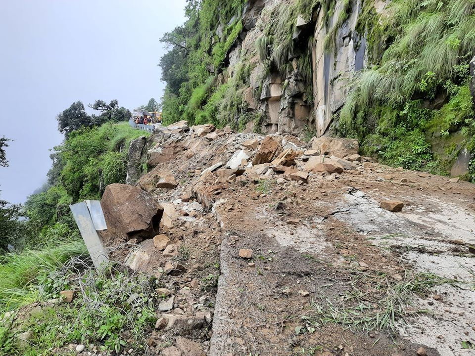 सहजपुरमा पहिरो जाँदा सडक अवरुद्ध