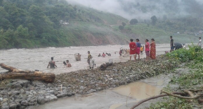 अछामको  बुढीगंगा नदीमा बगेका युबाको शकुशल उद्दार