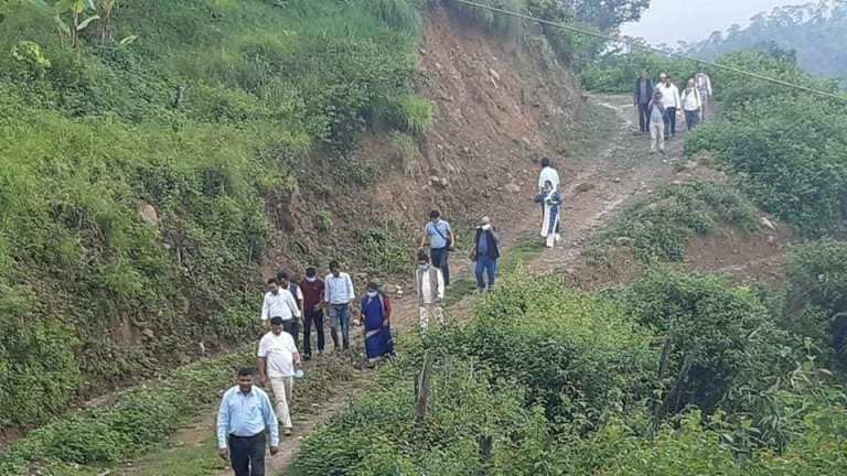 डडेल्धुराको आलिताल मा निर्मित डोला चक्रपथ सडक रुख काटेर तस्करी गर्ने नियतबाट निर्माण गरिएको संसदीय समितिले ठहर