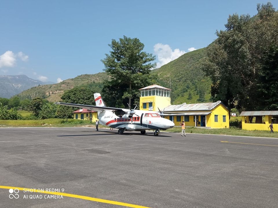 पहिलो दिन मै डोटीमा बिमानले केही यात्रु छोडेर उडान गर्‍यो