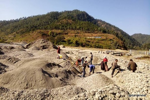 कोरोनाका कारण रोजगारी गुमाएर घर फर्केकाहरु बालुवा तथा गिट्टीमा आश्रित बन्दै