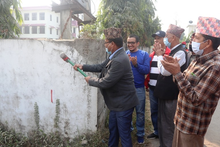 धनगढीमा सडक बिस्तारका लागि घर धनी आँफै भत्काउन थाले संरचना