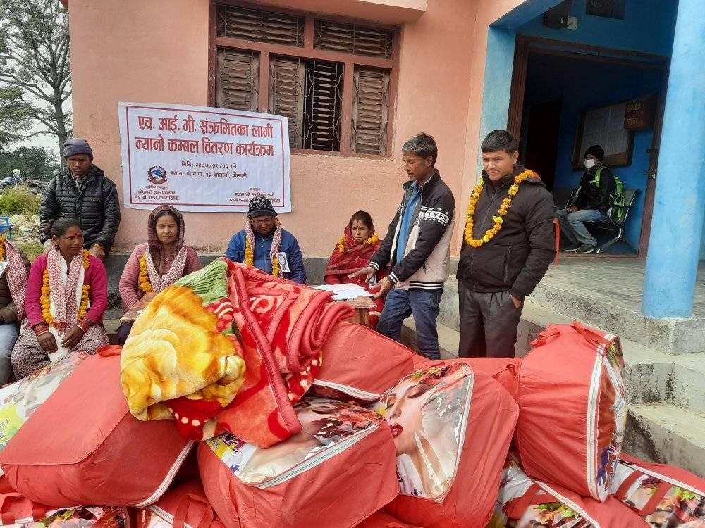 गोदावरी १२ का एचआईभी पिडितलाई वडाद्धारा जाडो छल्न कम्बल बितरण