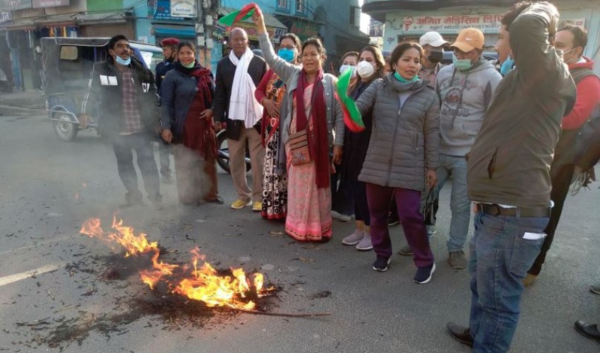 जसपाद्वारा कैलाली कञ्चनपुरमा प्रधानमन्त्री ओली र राष्ट्रपति  भण्डारीको पुत्ला दहन