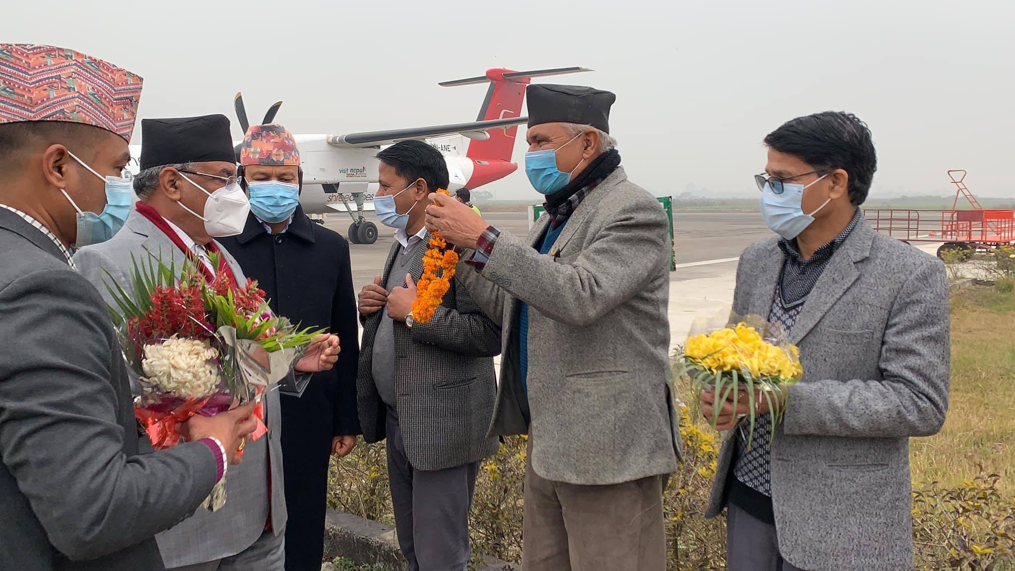 प्रधानमन्त्रीको स्वागतमा नगएका मुख्यमन्त्री भट्ट पूर्वप्रधानमन्त्री दाहालको स्वागतमा विमानस्थल पुगे