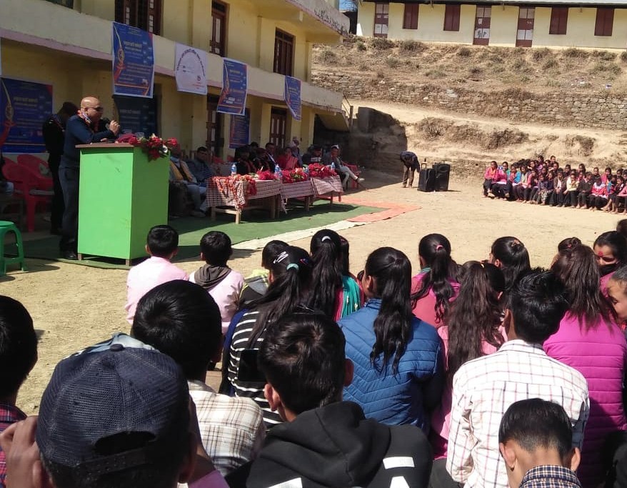 बैतडीमा प्रहरीद्धारा विद्यालयमै पुगेर  सचेतना दिने  कार्यक्रम  गर्दै