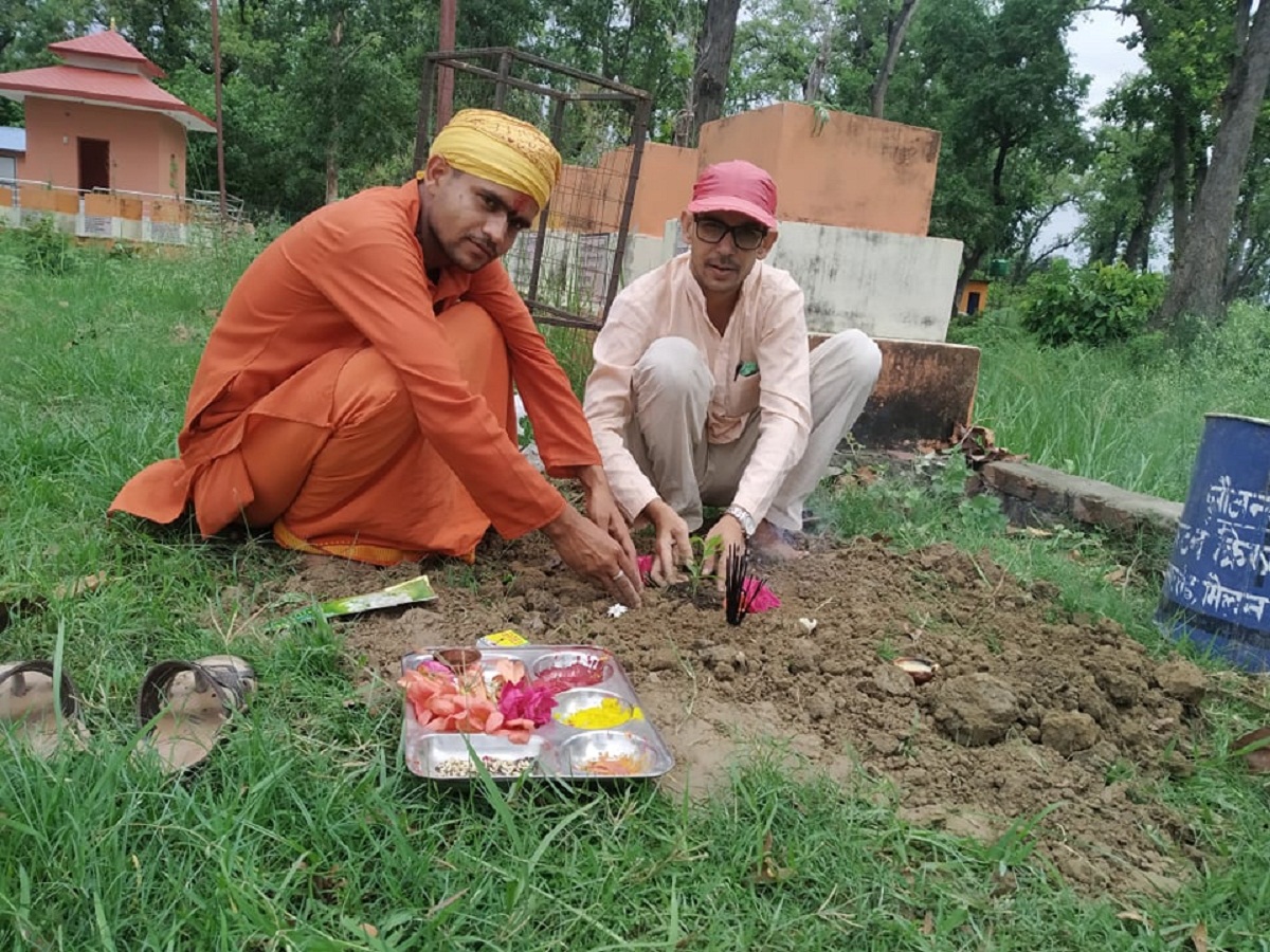 पत्रकार पुष्पराज जोशीद्धारा शिवपुरी धाममा कल्पवृक्ष रोपण