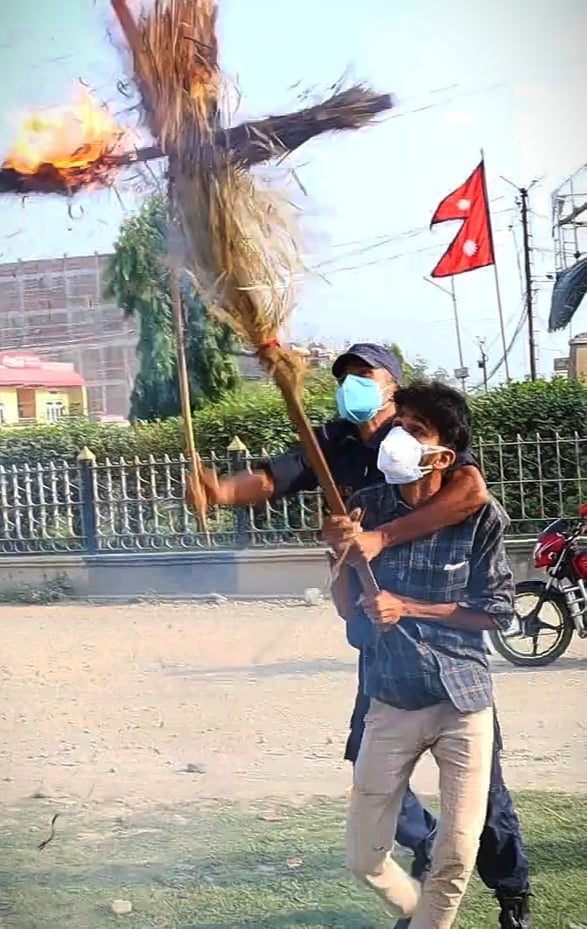 अत्तरियामा प्रधानमन्त्री ओली र उपप्रधानमन्त्री महतोको पुत्ला दहन 