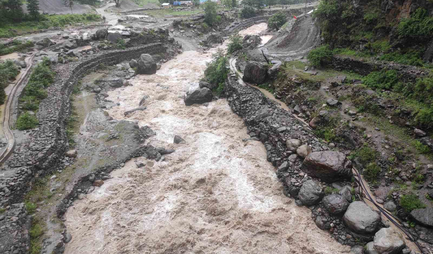 बाजुरामा बर्षाको प्रभाब : त्रिवेणी साना जल बिधुतिय केन्द्रबाट हुने बिधुत उत्पादन अनियमित