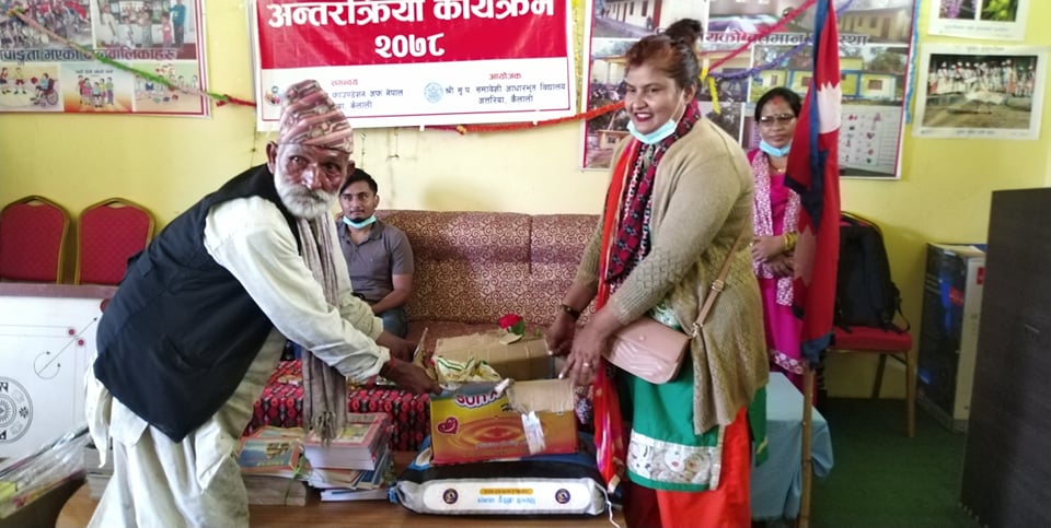 गोदावरीकी उप- प्रमुख कडायतद्धारा जन्मदिनको अबसरमा स्टेसनरी र खाध्यान्न सहयोग