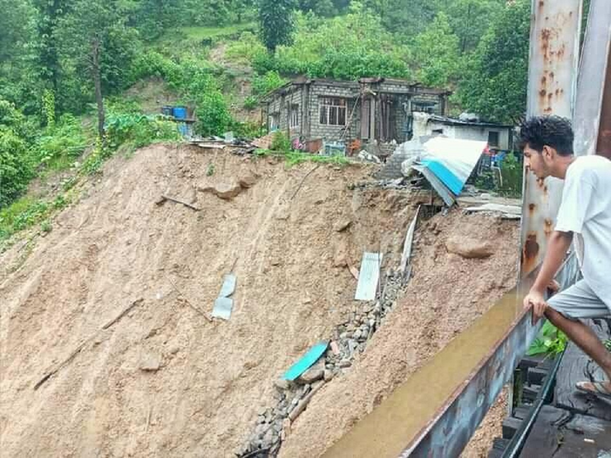 गोदावरीमा पहिरो जादाँ एउटा पसल बगायो , काठे पुल जोखिममा 