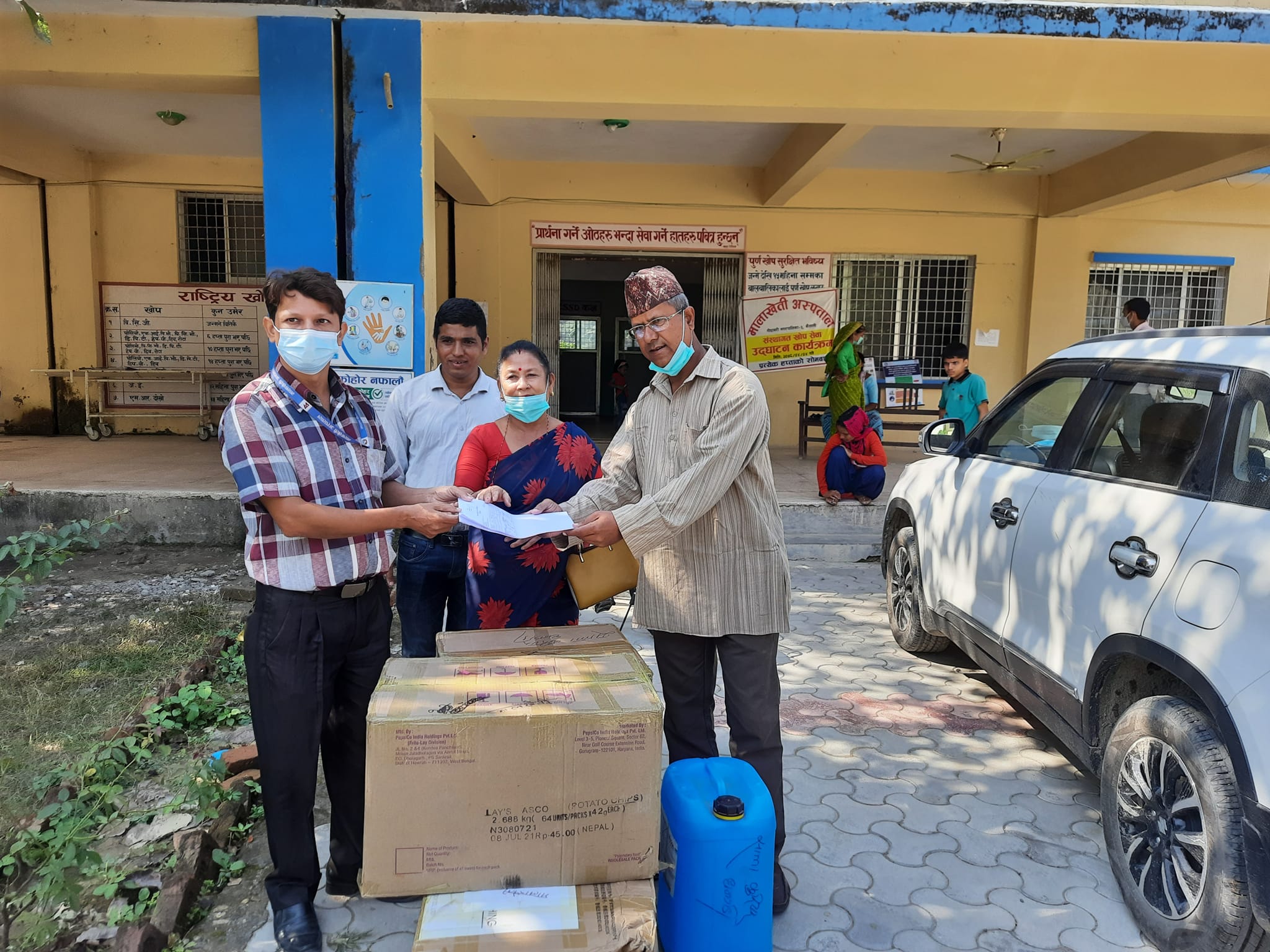 प्रधानमन्त्री देउवाकी पत्नी डा आरजु देउवाद्धारा मालाखेती अस्पताललाई ७ लाख बराबरका स्वास्थ्य सामग्रीहरु सहयोग