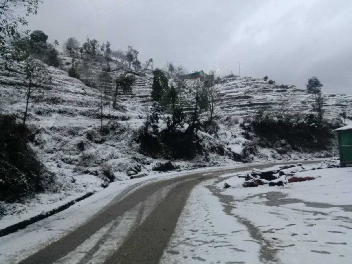 सुदूर पहाडमा तेस्रोपटक भारी हिमपात : हिमपातका कारण तीन राजमार्ग बन्द