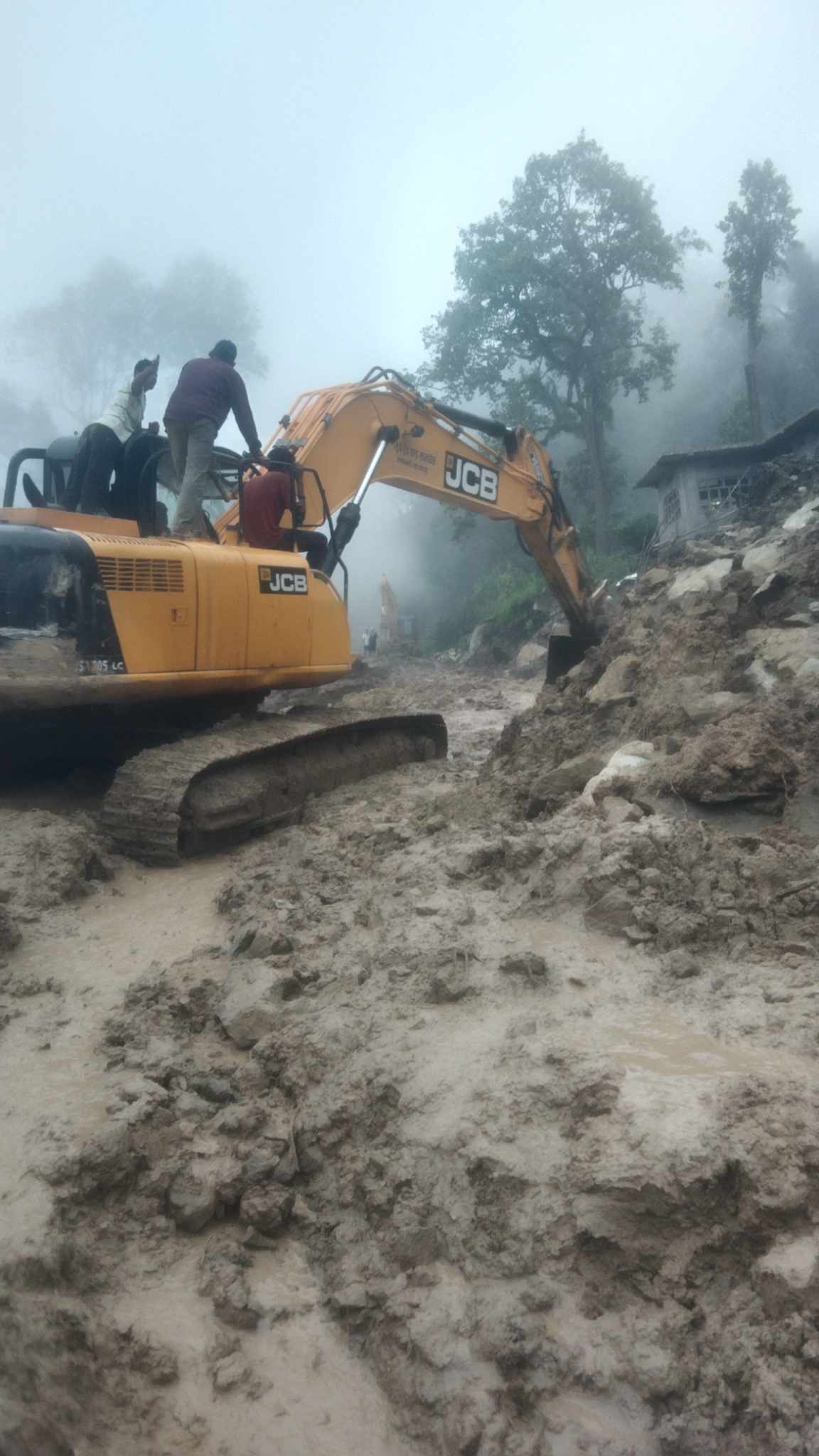 भीमदत्त राजमार्ग चौथो दिन पनि अवरुद्ध,,वर्षासंगै लेदो खस्ने क्रम जारी