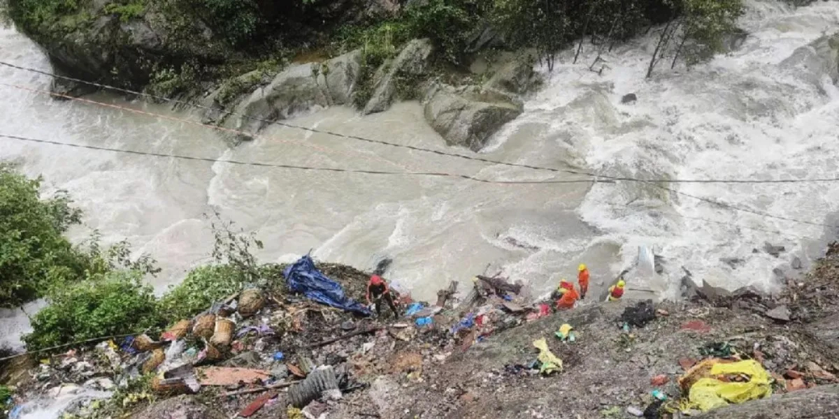 पहिरोमा परी १७ जना नेपालीसहित १९ जना बेपत्ता