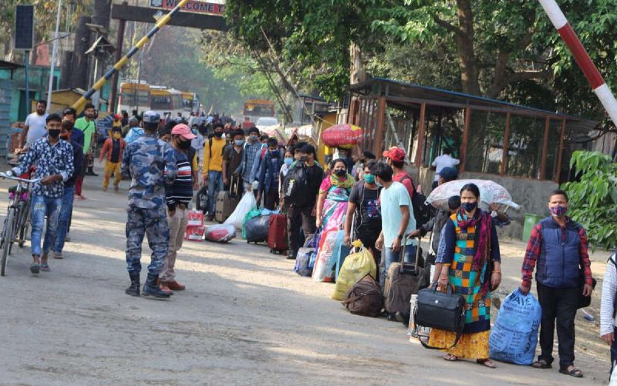 कोरोनाको त्रासले सुदूरपश्चिमेलीहरु घर फर्किने थालेपछि कोरोना ह्वात्तै बढ्यो