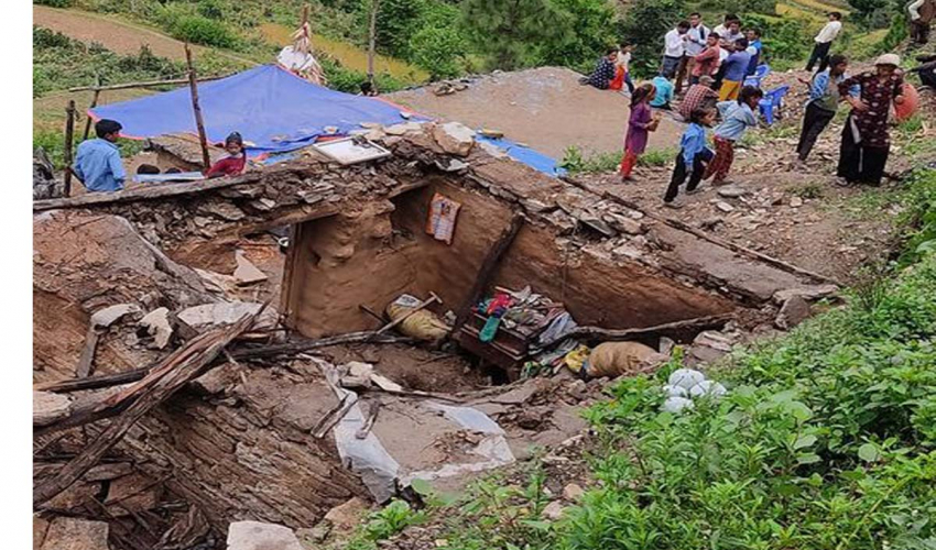 बैतडीमा घर भत्किँदा एक किशोरीको ज्यान गयो