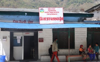 दार्चुला अस्पतालबाट एक कुपोषित बालकलाई उपचारको लागि डडेल्धुरा पठाइयो