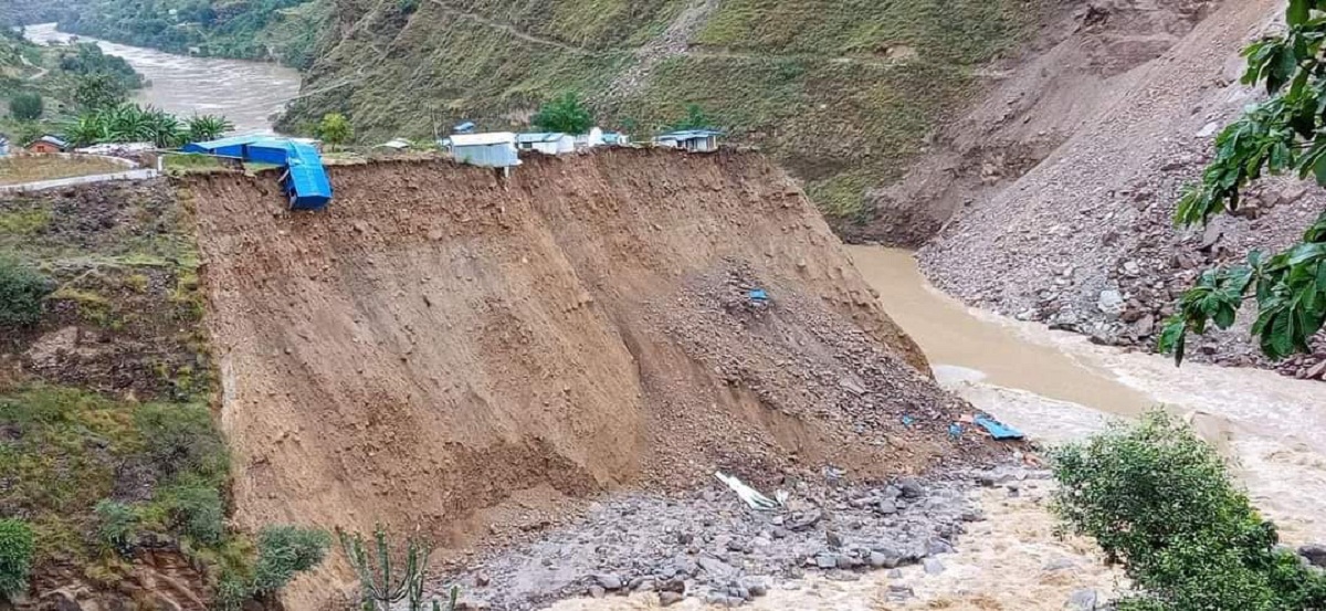 लगातारको बर्षापछि  आएको बाढीले बाजुराको जगन्नाथ गाउँपालिकाको कार्यालय बगायो 