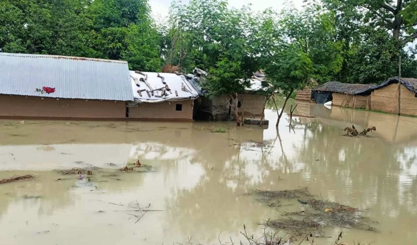 बेमौसी बाढीले कन्चनपुरको खल्ला र मुसेट्टीका एक दर्जन परिवार घरबारविहीन बने