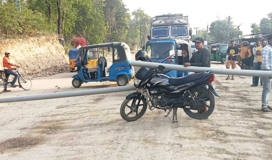 धुलो नियन्त्रण गर्न माग गर्दै कञ्चनपुरका व्यवसायीद्धारा सडक अवरुद्ध