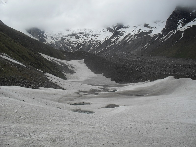 दार्चुलाको हिमाली भेगमा  हिमपहिरो गयो, कम्तीमा ८ जना पुरिएको आशंका