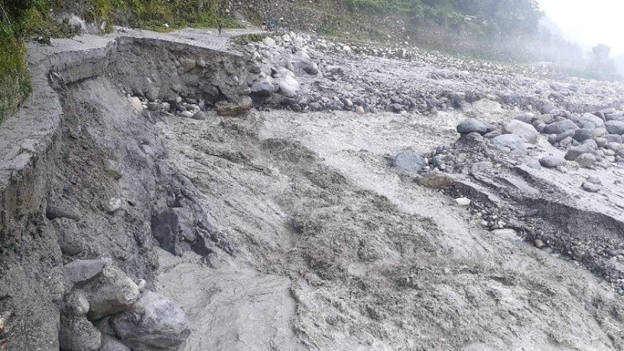 बझाङको  सदरमुकाम चैनपुर जोड्ने सडकखण्ड अवरुद्ध