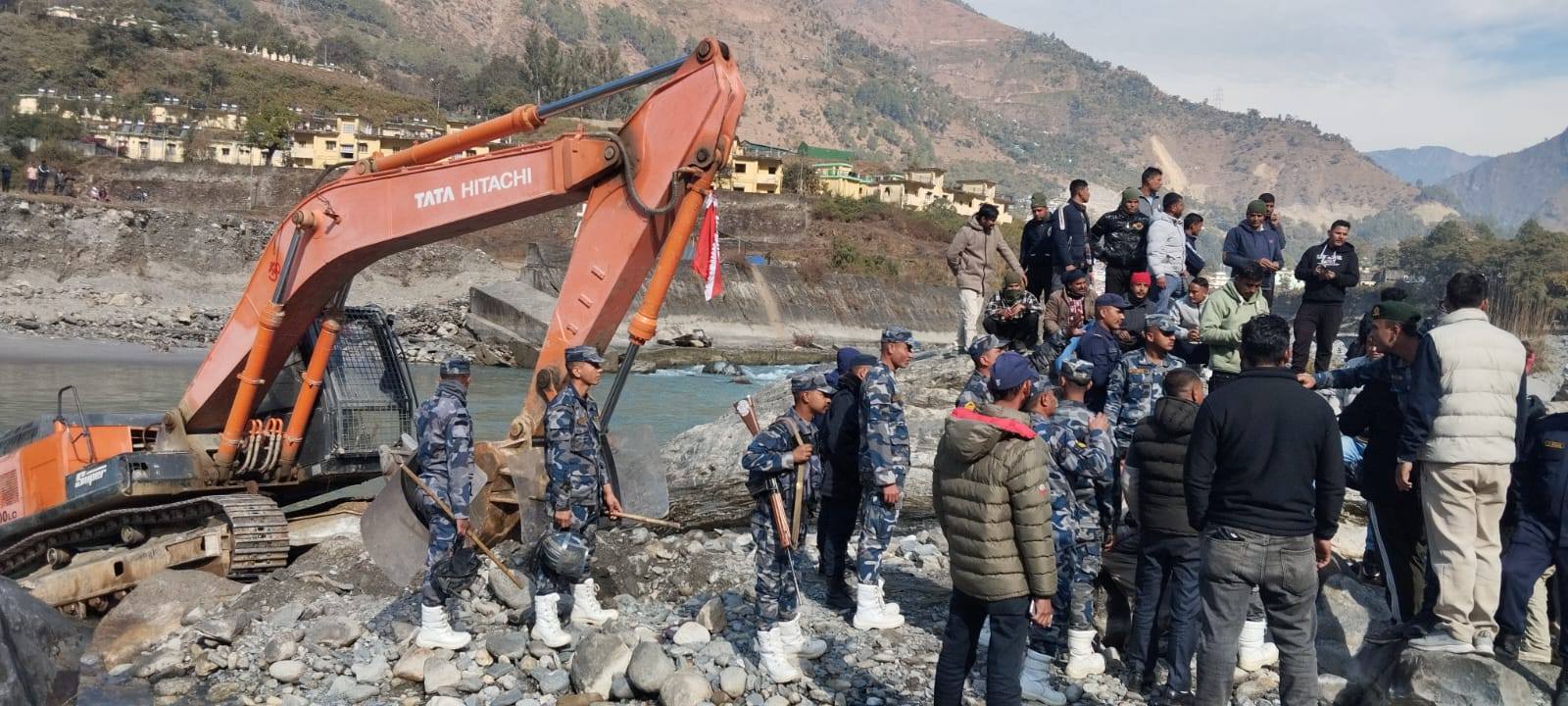 भारतीय स्काइभेटरले अनुमति बिना महाकाली नदी पार गर्दै नेपालको सीमा अतिक्रमण गर्न थालेको भन्दै स्थानीयको विरोध