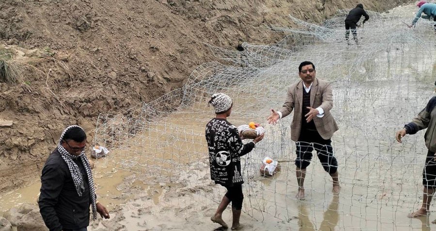 भूक्षय नियन्त्रणका लागि कञ्चनपुरको दोदा नदीमा तटबन्ध निर्माण हुँदै ,बासिन्दा खुसी