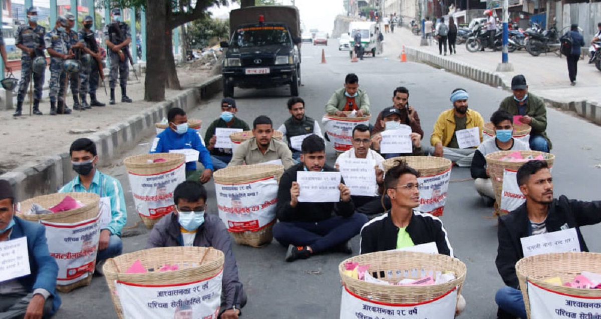 पश्चिम सेती निर्माण गर्न माग गर्दै एक लाख चिठी डोकोमा राखेर प्रदर्शन