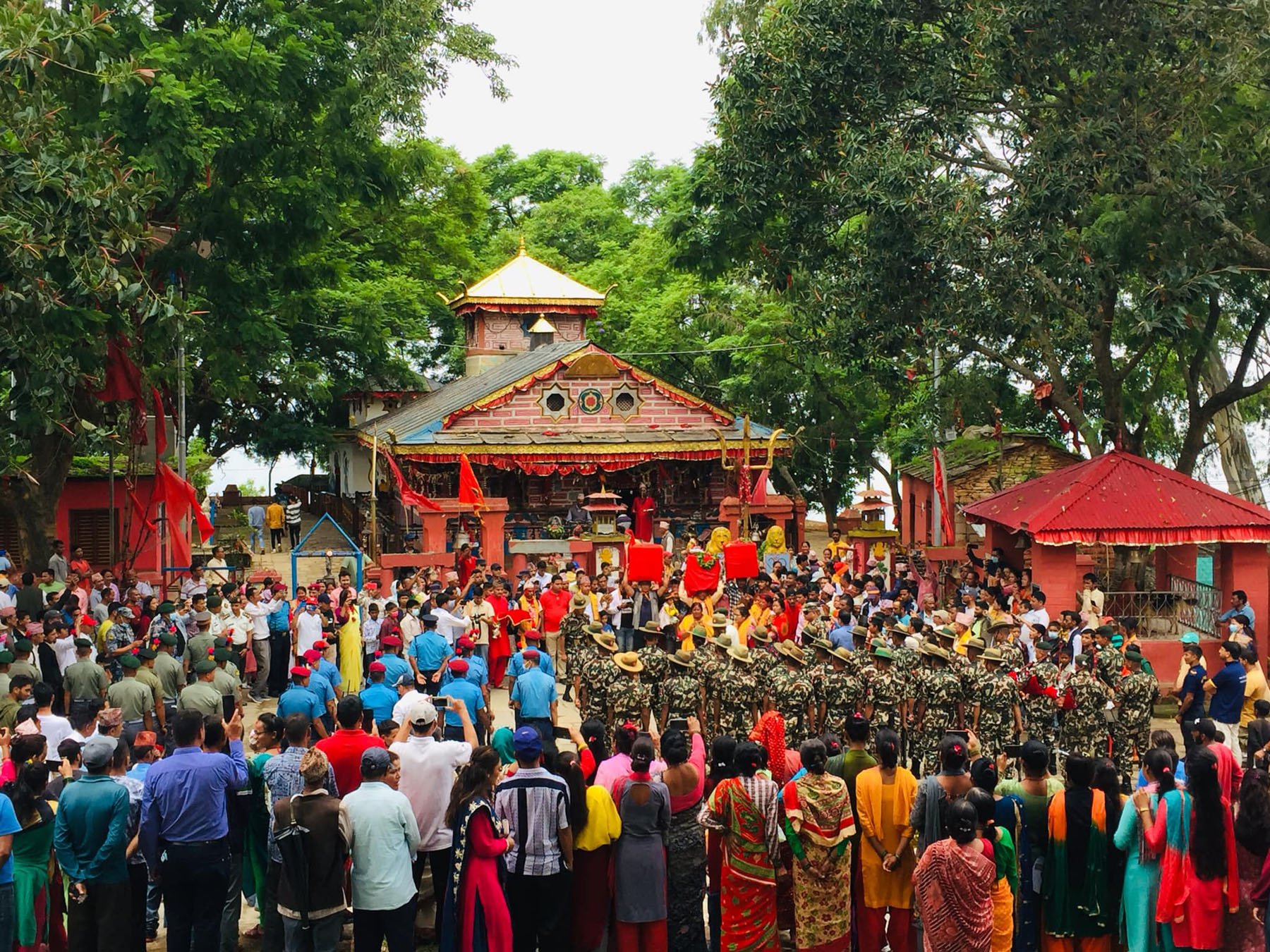 बाजुराको बडिमालिका मन्दिरमा लैजाँदै गरेको डोललाई शैलेश्वरी मन्दिरमा सलामी दिँदै