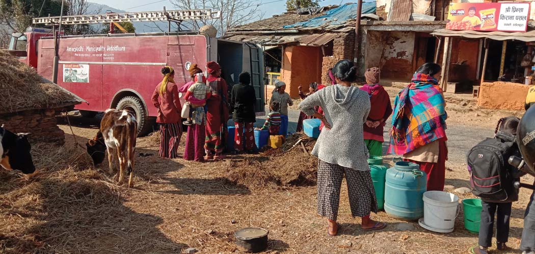 डडेल्धुराको लटाउलीगाउँमा खानेपानीको हाहाकार , टाढाबाट पानीको जोहो गर्नुपर्ने बाध्यता