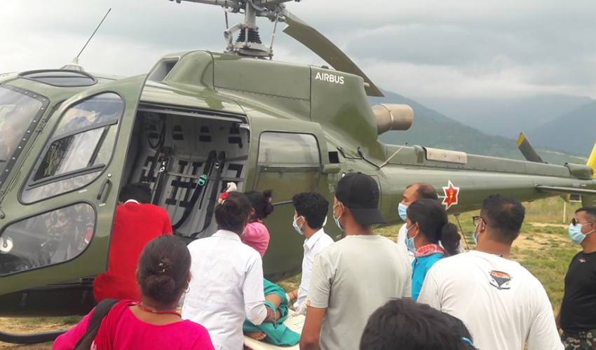 दार्चुलामा एक सुत्केरी महिलाको हेलिकप्टरमार्फत उद्दार