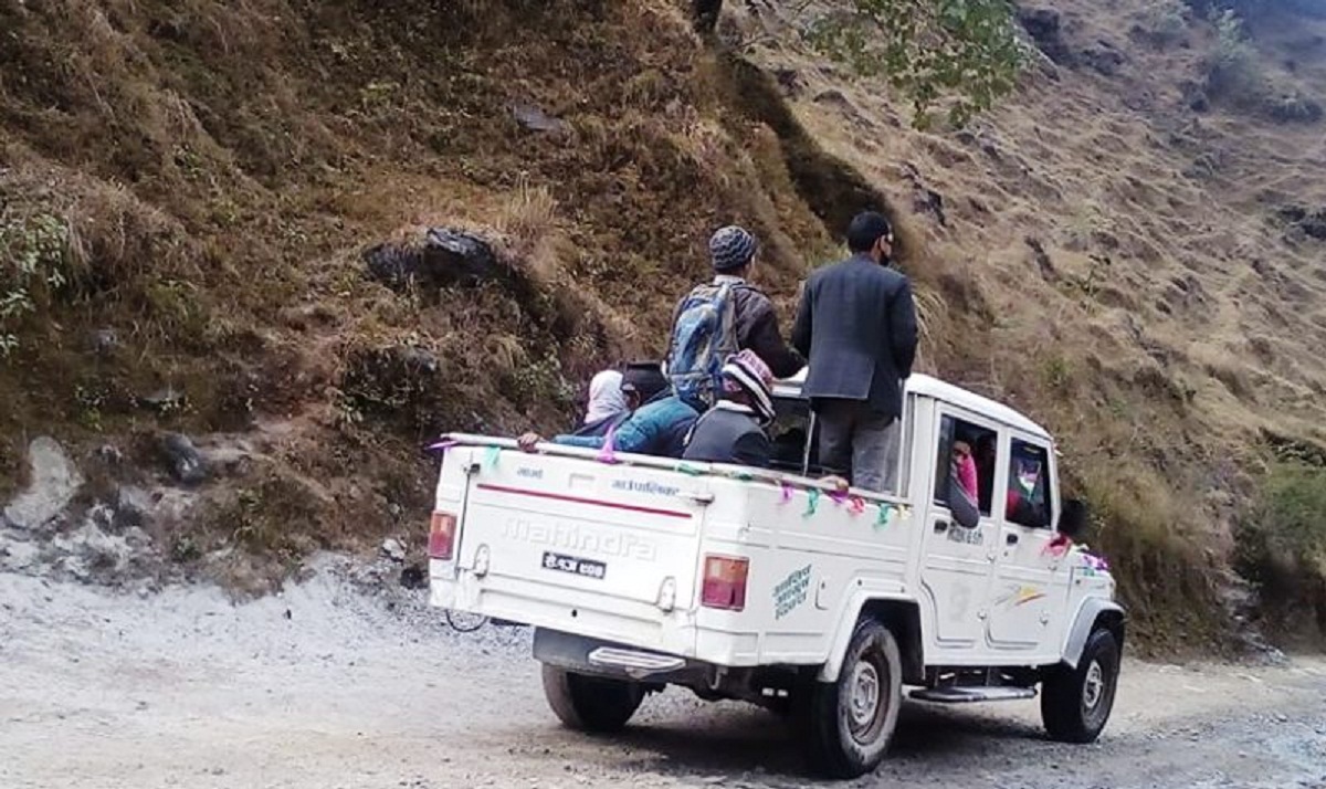 बाजुरामा यात्रुबाट बढी भाडा असुल्ने गरेको गुनासोपछि जीपको भाडादर कायम 