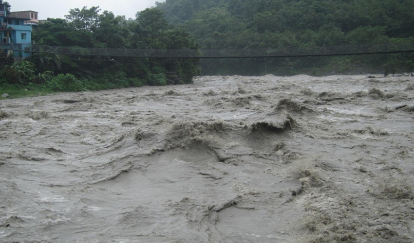 कर्णालीमा बनेका तटबन्ध भत्किँदा टीकापुर बस्ती जोखिममा