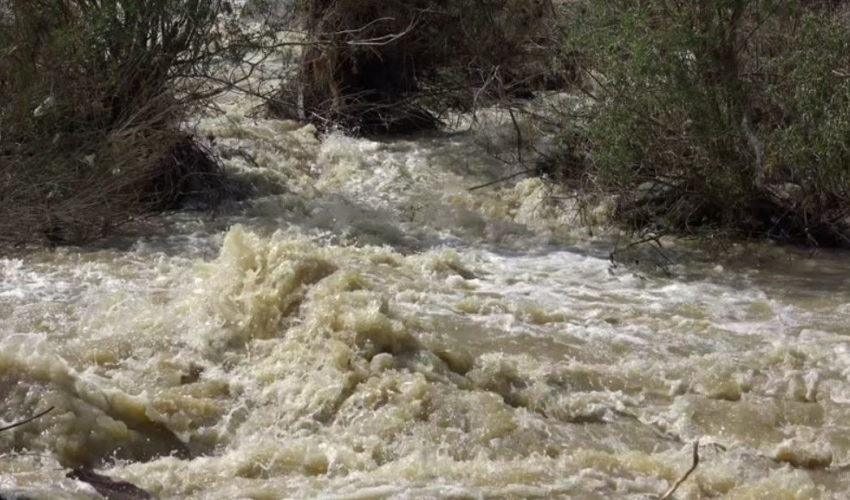 काठमाडौंबाट धनगढी आउँदै गरेको बसका सहचालक खहरे खोलामा बेपत्ता