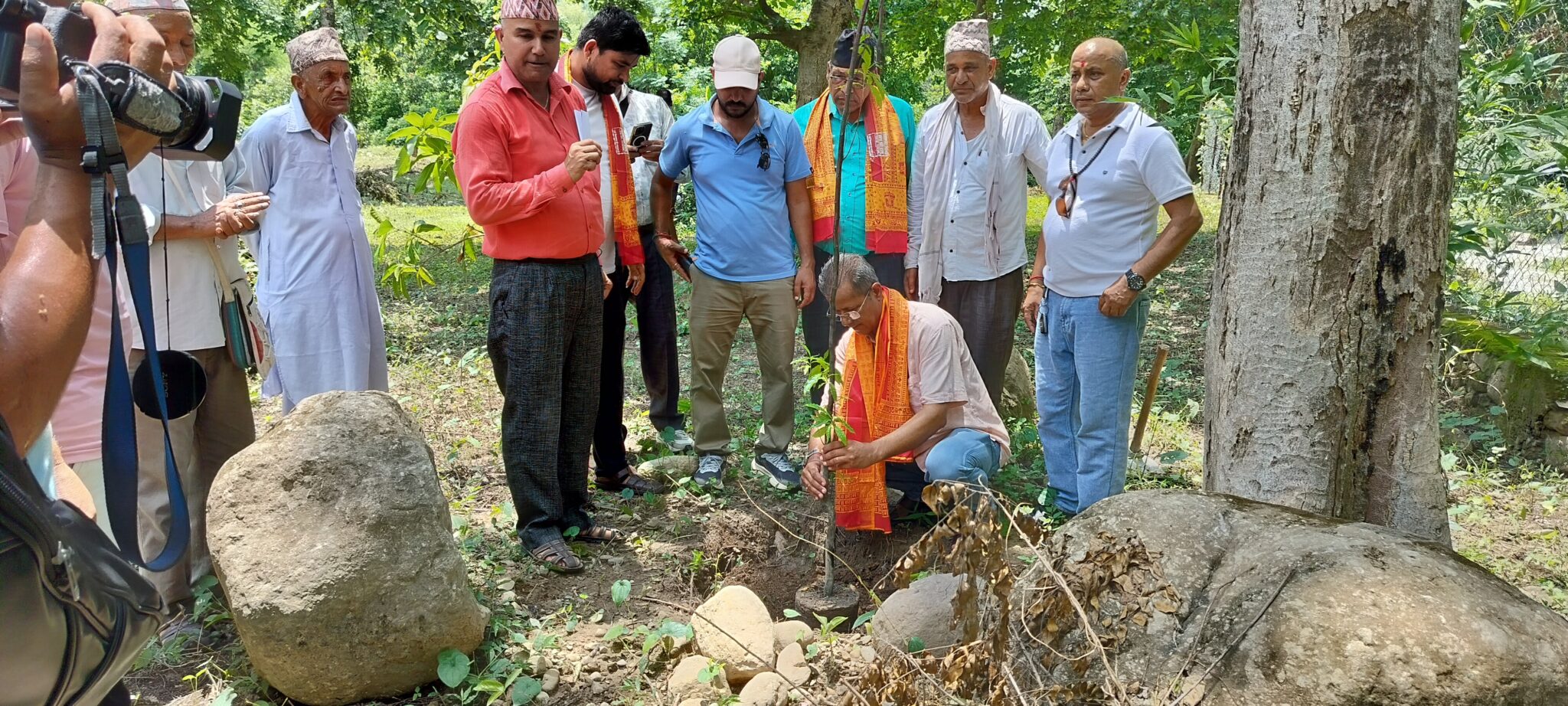 कैलालीको गोदावरी - ४ स्थित लवकुस बाटिका परिसरमा वृक्षारोपण