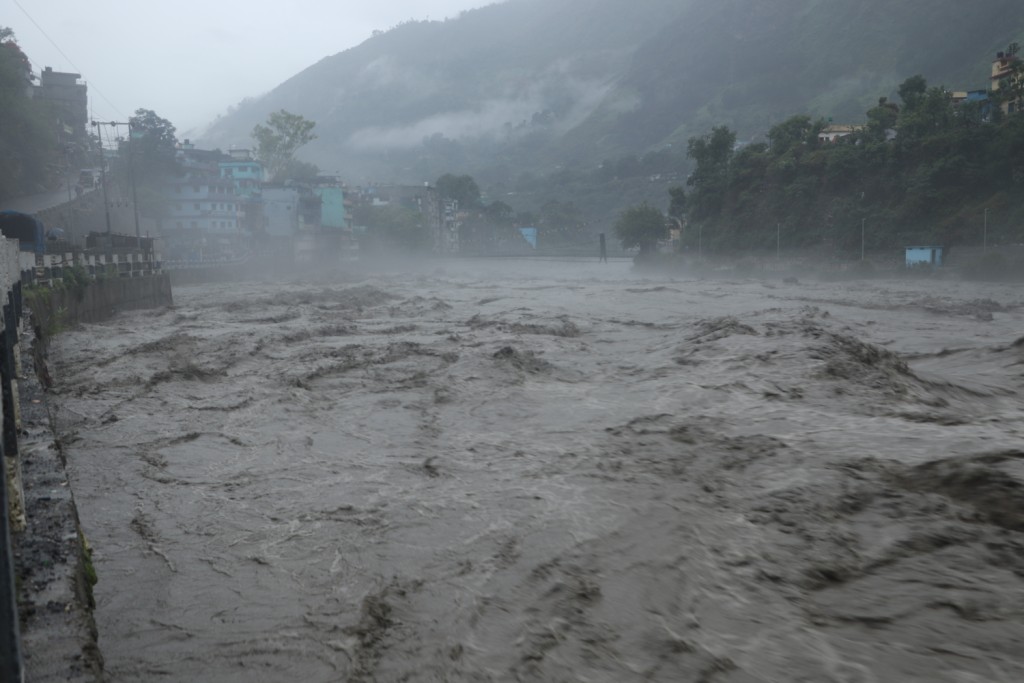 महाकालीमा पानीको बहाव बढ्दा आवागमन ठप्प