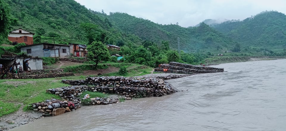 लगातारको बर्षाले सेती नदिको किनारमा रहेको नाताब बारपाटा बस्ति उच्च जोखिममा