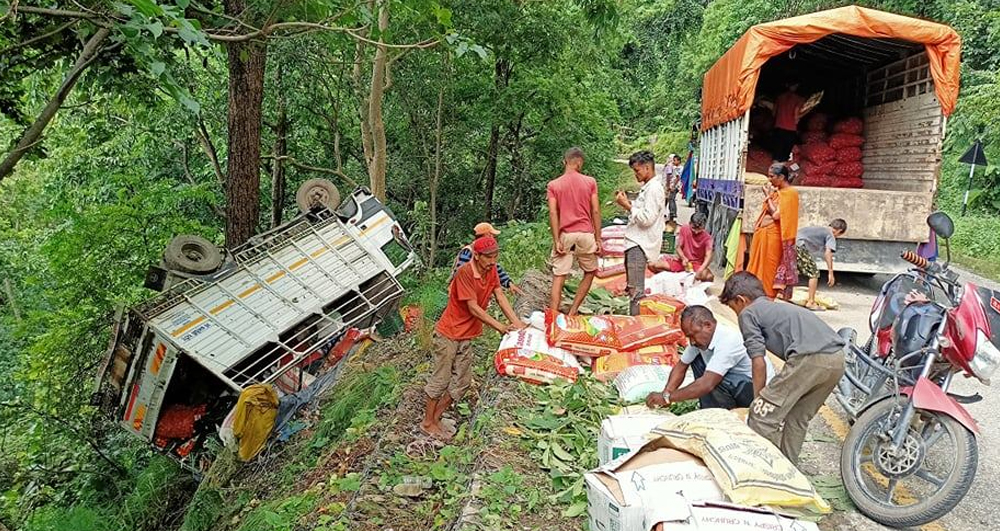 गोदावरीमा मालबाहक ट्रक पल्टियो 