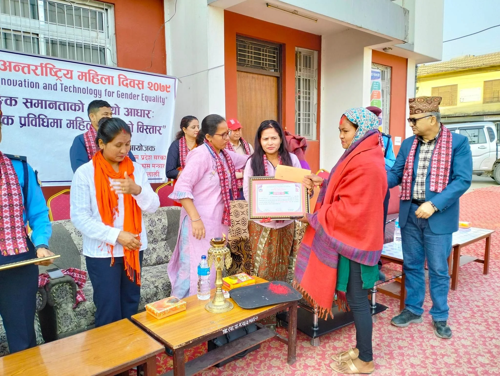 ६ जना अटोचालक महिलाहरु सुदूरपश्चिम सरकारबाट सम्मानित