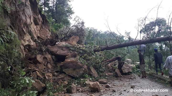 कैलालीमा पहिरोले सडक अवरुद्ध,,जेसीबीको प्रयोग गरेर पहिरो पन्छ्याइदै